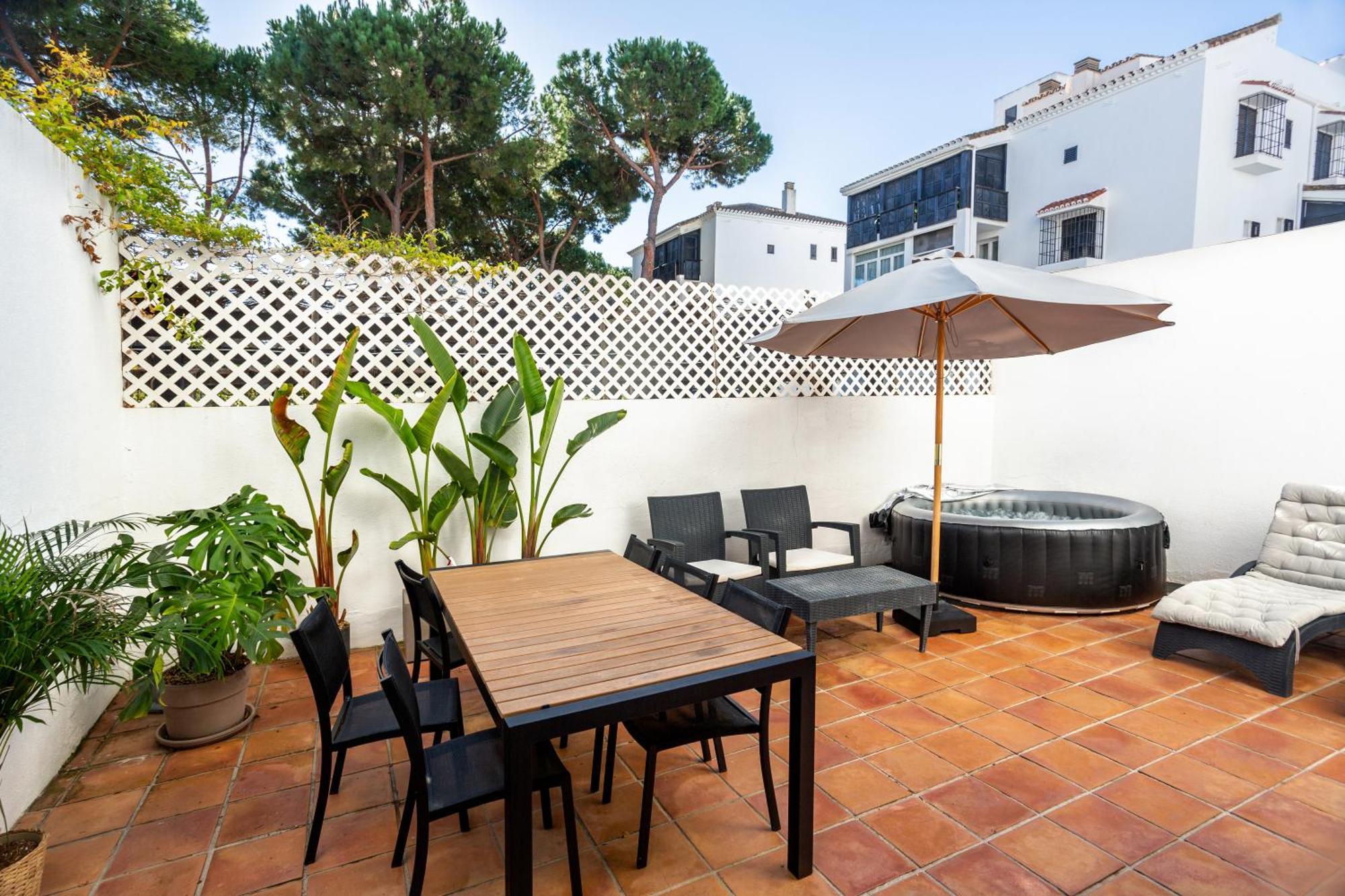 Ideal In Marbella, Near Nikki Apartemen Marbella
